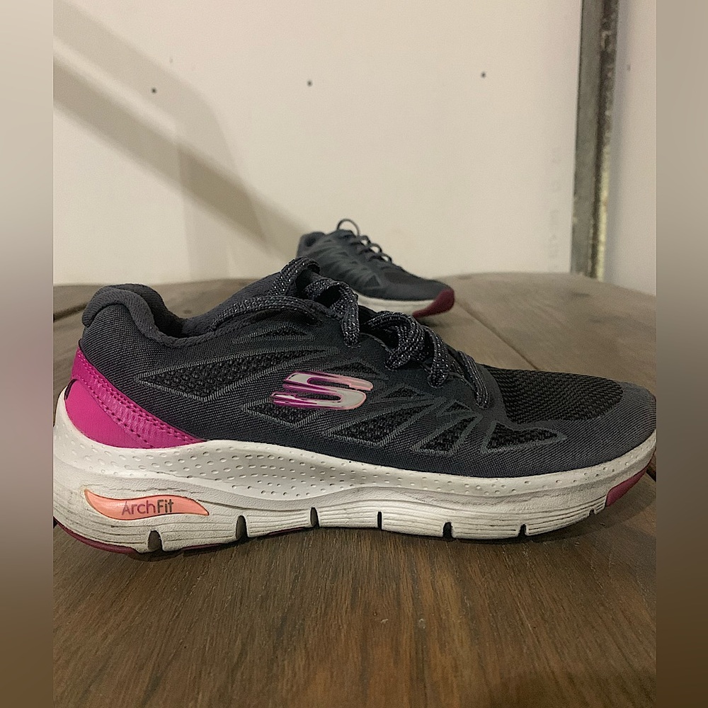 Sketchers size 6 arch support women’s shoes.